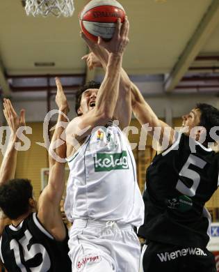 Basketball Bundesliga. Woerthersee Piraten gegen Guessing Knights. Selmir Husanovic (Piraten), Sebastian Koch (Guessing). Klagenfurt, am 8.3.2009.
Foto: Kuess
---
pressefotos, pressefotografie, kuess, qs, qspictures, sport, bild, bilder, bilddatenbank