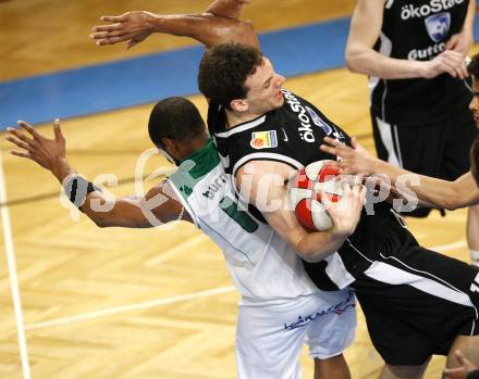 Basketball Bundesliga. Woerthersee Piraten gegen Guessing Knights. Tim Burnette (Piraten), Jason Chappel (Guessing). Klagenfurt, am 8.3.2009.
Foto: Kuess
---
pressefotos, pressefotografie, kuess, qs, qspictures, sport, bild, bilder, bilddatenbank