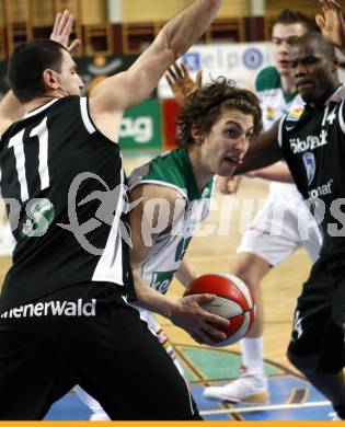 Basketball Bundesliga. Woerthersee Piraten gegen Guessing Knights. Sebastian Schaal  (Piraten), Matthias Klepeisz (Guessing). Klagenfurt, am 8.3.2009.
Foto: Kuess

---
pressefotos, pressefotografie, kuess, qs, qspictures, sport, bild, bilder, bilddatenbank