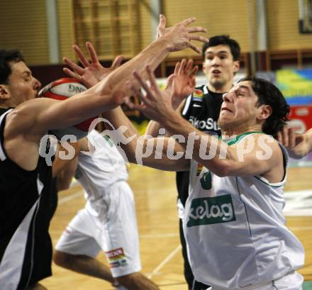 Basketball Bundesliga. Woerthersee Piraten gegen Guessing Knights. Andreas Kuttnig (Piraten), Jason Chappel (Guessing). Klagenfurt, am 8.3.2009.
Foto: Kuess
---
pressefotos, pressefotografie, kuess, qs, qspictures, sport, bild, bilder, bilddatenbank