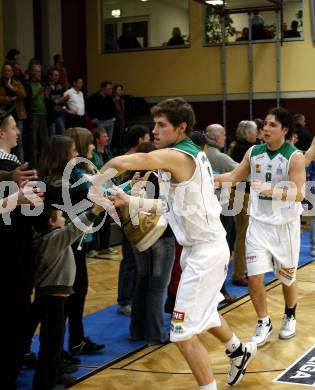 Basketball Bundesliga. Woerthersee Piraten gegen Guessing Knights. Andreas Kuttnig, Jack Leasure (Piraten). Klagenfurt, am 8.3.2009.
Foto: Kuess

---
pressefotos, pressefotografie, kuess, qs, qspictures, sport, bild, bilder, bilddatenbank