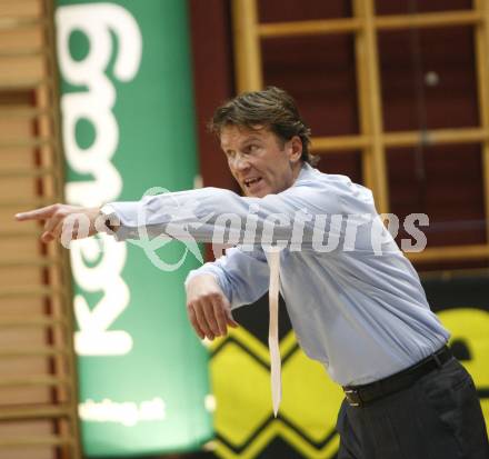 Basketball Bundesliga. Woerthersee Piraten gegen Guessing Knights. Trainer Mathias Fischer (Piraten). Klagenfurt, am 8.3.2009.
Foto: Kuess
---
pressefotos, pressefotografie, kuess, qs, qspictures, sport, bild, bilder, bilddatenbank