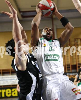 Basketball Bundesliga. Woerthersee Piraten gegen Guessing Knights. Tim Burnette (Piraten), Sebastian Koch (Guessing). Klagenfurt, am 8.3.2009.
Foto: Kuess
---
pressefotos, pressefotografie, kuess, qs, qspictures, sport, bild, bilder, bilddatenbank