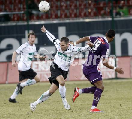 Fussball. Tipp3-Bundesliga. SK Austria Kelag Kaernten  gegen Austria Wien. Oliver Pusztai,  (Austria Kaernten), Ruben Okotie (Wien). Klagenfurt, 14.3..2009. 
Foto: Kuess

---
pressefotos, pressefotografie, kuess, qs, qspictures, sport, bild, bilder, bilddatenbank