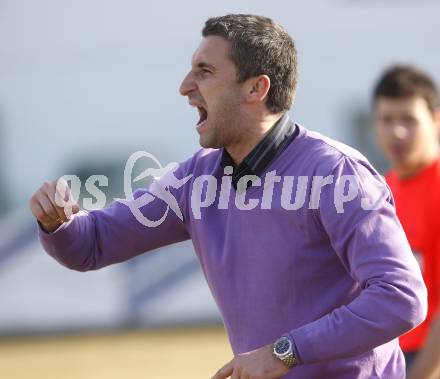 Fussball Regionalliga. SAK gegen FC Blau Weiss Linz. Trainer Goran Lucic (SAK). Klagenfurt, am 14.3.2009.
Foto: Kuess
---
pressefotos, pressefotografie, kuess, qs, qspictures, sport, bild, bilder, bilddatenbank