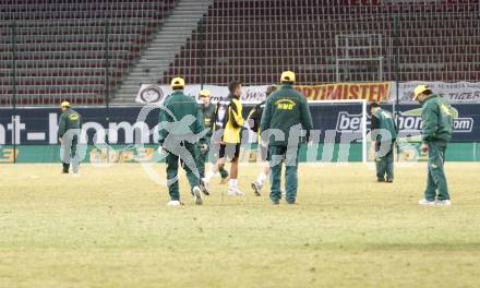 Fussball. Tipp3-Bundesliga. SK Austria Kelag Kaernten  gegen Austria Wien. Rasenpflege nach dem Spiel. Klagenfurt, 14.3..2009. 
Foto: Kuess

---
pressefotos, pressefotografie, kuess, qs, qspictures, sport, bild, bilder, bilddatenbank