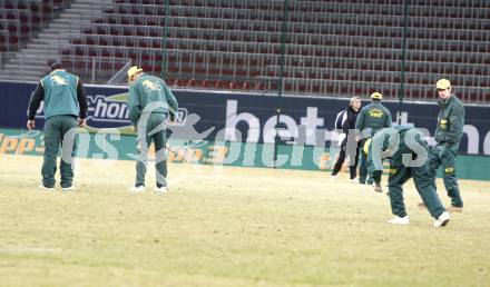 Fussball. Tipp3-Bundesliga. SK Austria Kelag Kaernten  gegen Austria Wien. Rsenpflege nach dem Spiel. Klagenfurt, 14.3..2009. 
Foto: Kuess

---
pressefotos, pressefotografie, kuess, qs, qspictures, sport, bild, bilder, bilddatenbank