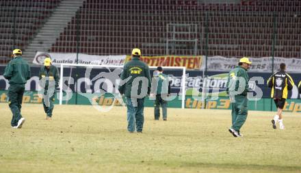 Fussball. Tipp3-Bundesliga. SK Austria Kelag Kaernten  gegen Austria Wien. Rasenpflege nach dem Spiel. Klagenfurt, 14.3..2009. 
Foto: Kuess

---
pressefotos, pressefotografie, kuess, qs, qspictures, sport, bild, bilder, bilddatenbank