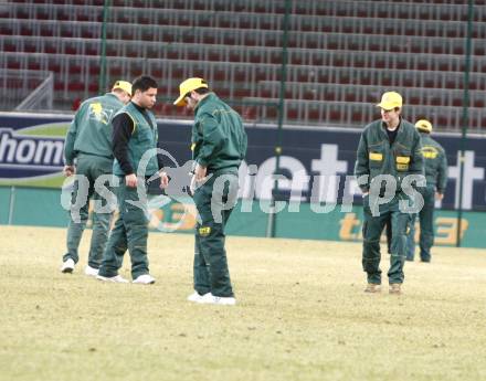 Fussball. Tipp3-Bundesliga. SK Austria Kelag Kaernten  gegen Austria Wien. Rasenpflege nach dem Spiel. Klagenfurt, 14.3..2009. 
Foto: Kuess

---
pressefotos, pressefotografie, kuess, qs, qspictures, sport, bild, bilder, bilddatenbank