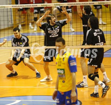 Volleyball BUndesliga. SK Aich/Dob gegen Aon Hotvolleys Wien. Enttaeuschung bei Milan Bencz (Aich/Dob), Jubel (Hotvolleys). Prevalje, am 17.3.2009.
Foto: Kuess
---
pressefotos, pressefotografie, kuess, qs, qspictures, sport, bild, bilder, bilddatenbank