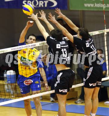 Volleyball BUndesliga. SK Aich/Dob gegen Aon Hotvolleys Wien. David Slatinsek (Aich/Dob), Gerald Reiser, Darko Antunovic (Hotvolleys). Prevalje, am 17.3.2009.
Foto: Kuess
---
pressefotos, pressefotografie, kuess, qs, qspictures, sport, bild, bilder, bilddatenbank