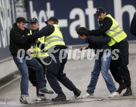 Fussball. Tipp3-Bundesliga. SK Austria Kelag Kaernten  gegen Sturm Graz. Randalierende Grazer Fans werden von der Security aus dem Stadion befoerdert. Klagenfurt, 18.3..2009. 
Foto: Kuess

---
pressefotos, pressefotografie, kuess, qs, qspictures, sport, bild, bilder, bilddatenbank