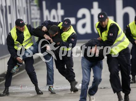 Fussball. Tipp3-Bundesliga. SK Austria Kelag Kaernten  gegen Sturm Graz. Randalierende Grazer Fans werden von der Security aus dem Stadion befoerdert.. Klagenfurt, 18.3..2009. 
Foto: Kuess

---
pressefotos, pressefotografie, kuess, qs, qspictures, sport, bild, bilder, bilddatenbank