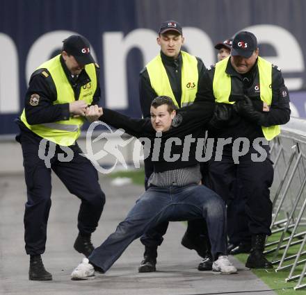 Fussball. Tipp3-Bundesliga. SK Austria Kelag Kaernten  gegen Sturm Graz. Randalierende Grazer Fans werden von der Security aus dem Stadion befoerdert.. Klagenfurt, 18.3..2009. 
Foto: Kuess

---
pressefotos, pressefotografie, kuess, qs, qspictures, sport, bild, bilder, bilddatenbank