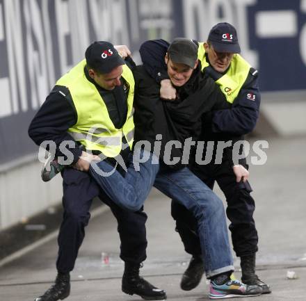 Fussball. Tipp3-Bundesliga. SK Austria Kelag Kaernten  gegen Sturm Graz. Randalierende Grazer Fans werden von der Security aus dem Stadion befoerdert. Klagenfurt, 18.3..2009. 
Foto: Kuess

---
pressefotos, pressefotografie, kuess, qs, qspictures, sport, bild, bilder, bilddatenbank