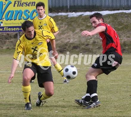 Fussball. Unterliga West. Magdalener SC gegen SV Union Stall. Guggenberger Thomas (Magdalen), Trutschnig Martin (Stall). Magdalen, 22.3.2009. 
Foto: Kuess

---
pressefotos, pressefotografie, kuess, qs, qspictures, sport, bild, bilder, bilddatenbank