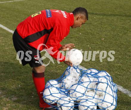 Fussball Nationalteam. Trainingslager in Velden am Woerthersee. Ruben Okotie. Velden, am 23.3.2009.
Copyright Agentur Diener/Kuess
Marktgasse 3-7/4/5/21
A-1090 Wien Austria
Telefax +43 1 955 32 35
Mobil +43 676 629 98 51
Bank Austria
Bank Nr. 12000
Account Nr. 00712 223 783
e-mail: agentur@diener.at
Datenbank: www.diener.at
ImageArchivist Demo
---
pressefotos, pressefotografie, kuess, qs, qspictures, sport, bild, bilder, bilddatenbank