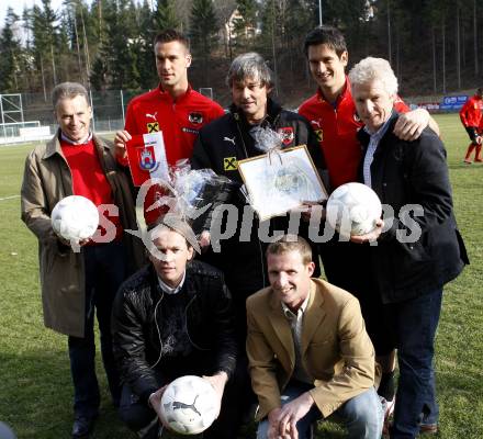 FUSSBALL - FIFA Weltmeisterschaft 2010, Qualifikation, OEFB, AUT vs ROM, Oesterreich vs Rumaenien, Vorberichte, Training AUT. Hinten von links: Buergermeister Ferdinand Vouk (Velden), Stefan Maierhofer, Teamchef Dietmar Constantini, Michael Gspurnig, Vizebuergermeister Helmut Steiner. Vorne von links: Armin Somrak (Geschaeftsfuehrer Soccer Camps), Tourismusreferent Roland Sint (Velden). Velden, am 23.3.2009.
Foto: Kuess

---
pressefotos, pressefotografie, kuess, qs, qspictures, sport, bild, bilder, bilddatenbank