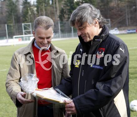 FUSSBALL - FIFA Weltmeisterschaft 2010, Qualifikation, OEFB, AUT vs ROM, Oesterreich vs Rumaenien, Vorberichte, Training AUT. Buergermeister Ferdinand Vouk (Velden), Teamchef Dietmar Constantini.
Foto: Kuess

---
pressefotos, pressefotografie, kuess, qs, qspictures, sport, bild, bilder, bilddatenbank