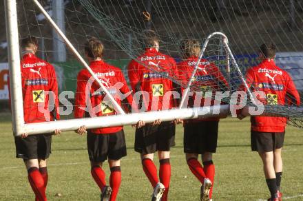 FUSSBALL - FIFA Weltmeisterschaft 2010, Qualifikation, OEFB, AUT vs ROM, Oesterreich vs Rumaenien, Vorberichte, Training AUT. Teamspieler tragen ein Tor (AUT). Velden, am 23.3.2009.
Foto: Kuess

---
pressefotos, pressefotografie, kuess, qs, qspictures, sport, bild, bilder, bilddatenbank