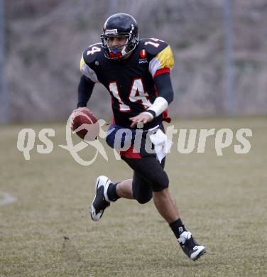 American Football. Interliga.  Carinthian Black Lions gegen Danube Dragons. Dennis John DJ Hernandez (Lions). Klagenfurt, am 28.3.2009.
Foto: Kuess

---
pressefotos, pressefotografie, kuess, qs, qspictures, sport, bild, bilder, bilddatenbank