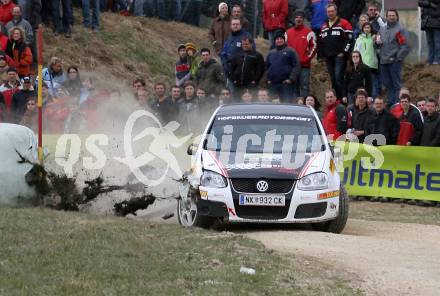 Motorsport. Nationale/EU Ultimate Rallye Lavanttal. Kogler Michael, Rieben Roland mit einem Reifenplatzer. Lavanttal, 28.3.2009.
Foto: Kuess
---
pressefotos, pressefotografie, kuess, qs, qspictures, sport, bild, bilder, bilddatenbank