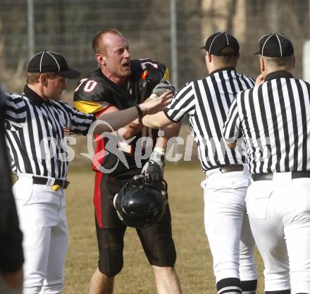 American Football. Austrian Football League  Carinthian Black Lions gegen Danube Dragons Klosterneuburg. Ryan Mc Guire (Lions), Schiedsrichter. Klagenfurt, am 28.3.2009.
Foto: Kuess

---
pressefotos, pressefotografie, kuess, qs, qspictures, sport, bild, bilder, bilddatenbank