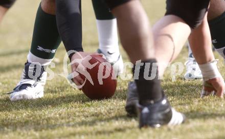 American Football. Austrian Football League  Carinthian Black Lions gegen Danube Dragons Klosterneuburg. Feature mit einem Football. Klagenfurt, am 28.3.2009.
Foto: Kuess

---
pressefotos, pressefotografie, kuess, qs, qspictures, sport, bild, bilder, bilddatenbank