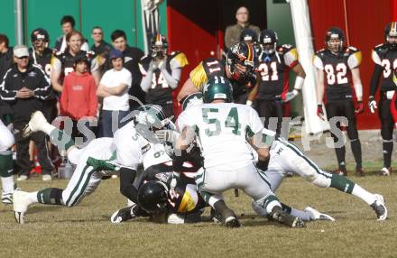 American Football. Austrian Football League  Carinthian Black Lions gegen Danube Dragons Klosterneuburg. Dennis John DJ Hernandez (Lions), Christoph Berger, Andreas Dueringer, Viktor Vanicek (Dragons). Klagenfurt, am 28.3.2009.
Foto: Kuess

---
pressefotos, pressefotografie, kuess, qs, qspictures, sport, bild, bilder, bilddatenbank