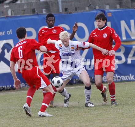 Fussball Regionalliga. SAK gegen SV Spittal. Rene Partl (SAK) Johannes Hirschbuehl, Makanda Mpaka, Sergej Jakirovic (Spittal). Klagenfurt, am 28.3.2009.
Foto: Kuess

---
pressefotos, pressefotografie, kuess, qs, qspictures, sport, bild, bilder, bilddatenbank