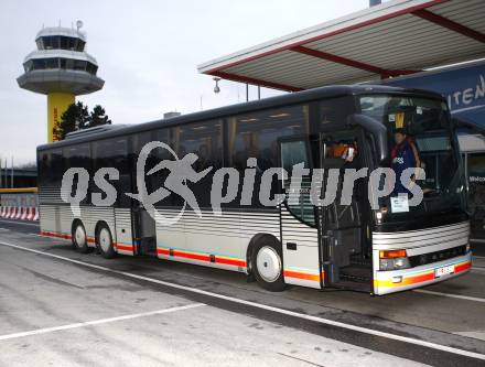 Fussball Laenderspiel Oesterreich gegen Rumaenien. Ankunft rumaenisches Nationalteam am Flughafen in Klagenfurt. Klagenfurt, am 30.3.2009.
Foto: Kuess
---
pressefotos, pressefotografie, kuess, qs, qspictures, sport, bild, bilder, bilddatenbank