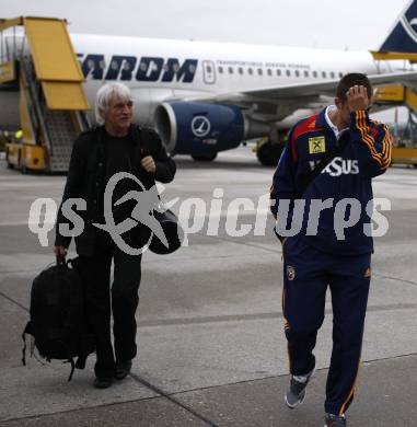 Fussball Laenderspiel Oesterreich gegen Rumaenien. Ankunft rumaenisches Nationalteam am Flughafen in Klagenfurt. Klagenfurt, am 30.3.2009.
Foto: Kuess
---
pressefotos, pressefotografie, kuess, qs, qspictures, sport, bild, bilder, bilddatenbank