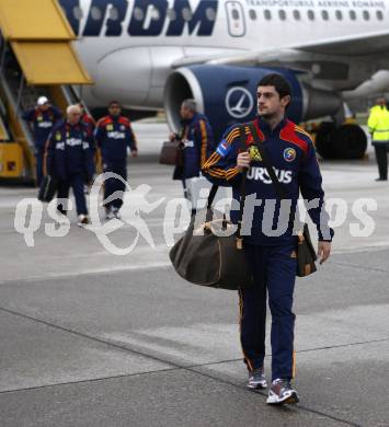 Fussball Laenderspiel Oesterreich gegen Rumaenien. Ankunft rumaenisches Nationalteam am Flughafen in Klagenfurt. Klagenfurt, am 30.3.2009.
Foto: Kuess
---
pressefotos, pressefotografie, kuess, qs, qspictures, sport, bild, bilder, bilddatenbank