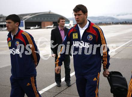 Fussball Laenderspiel Oesterreich gegen Rumaenien. Ankunft rumaenisches Nationalteam am Flughafen in Klagenfurt. Klagenfurt, am 30.3.2009.
Foto: Kuess
---
pressefotos, pressefotografie, kuess, qs, qspictures, sport, bild, bilder, bilddatenbank