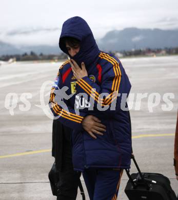 Fussball Laenderspiel Oesterreich gegen Rumaenien. Ankunft rumaenisches Nationalteam am Flughafen in Klagenfurt. Klagenfurt, am 30.3.2009.
Foto: Kuess
---
pressefotos, pressefotografie, kuess, qs, qspictures, sport, bild, bilder, bilddatenbank