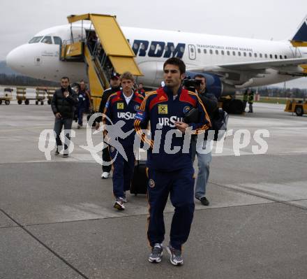 Fussball Laenderspiel Oesterreich gegen Rumaenien. Ankunft rumaenisches Nationalteam am Flughafen in Klagenfurt. Klagenfurt, am 30.3.2009.
Foto: Kuess
---
pressefotos, pressefotografie, kuess, qs, qspictures, sport, bild, bilder, bilddatenbank