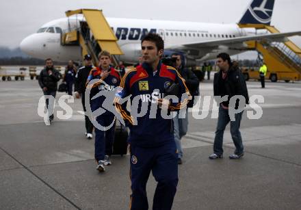 Fussball Laenderspiel Oesterreich gegen Rumaenien. Ankunft rumaenisches Nationalteam am Flughafen in Klagenfurt. Klagenfurt, am 30.3.2009.
Foto: Kuess
---
pressefotos, pressefotografie, kuess, qs, qspictures, sport, bild, bilder, bilddatenbank