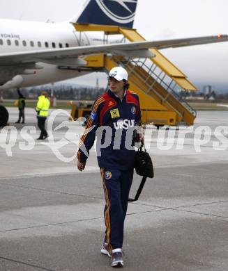 Fussball Laenderspiel Oesterreich gegen Rumaenien. Ankunft rumaenisches Nationalteam am Flughafen in Klagenfurt. Klagenfurt, am 30.3.2009.
Foto: Kuess
---
pressefotos, pressefotografie, kuess, qs, qspictures, sport, bild, bilder, bilddatenbank