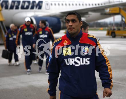 Fussball Laenderspiel Oesterreich gegen Rumaenien. Ankunft rumaenisches Nationalteam am Flughafen in Klagenfurt. Klagenfurt, am 30.3.2009.
Foto: Kuess
---
pressefotos, pressefotografie, kuess, qs, qspictures, sport, bild, bilder, bilddatenbank