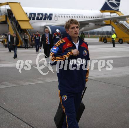 Fussball Laenderspiel Oesterreich gegen Rumaenien. Ankunft rumaenisches Nationalteam am Flughafen in Klagenfurt. Klagenfurt, am 30.3.2009.
Foto: Kuess
---
pressefotos, pressefotografie, kuess, qs, qspictures, sport, bild, bilder, bilddatenbank