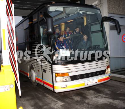 Fussball Laenderspiel Oesterreich gegen Rumaenien. Ankunft rumaenisches Nationalteam am Flughafen in Klagenfurt. Klagenfurt, am 30.3.2009.
Foto: Kuess
---
pressefotos, pressefotografie, kuess, qs, qspictures, sport, bild, bilder, bilddatenbank