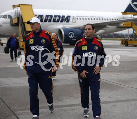 Fussball Laenderspiel Oesterreich gegen Rumaenien. Ankunft rumaenisches Nationalteam am Flughafen in Klagenfurt. Klagenfurt, am 30.3.2009.
Foto: Kuess
---
pressefotos, pressefotografie, kuess, qs, qspictures, sport, bild, bilder, bilddatenbank