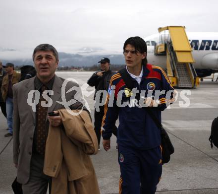 Fussball Laenderspiel Oesterreich gegen Rumaenien. Ankunft rumaenisches Nationalteam am Flughafen in Klagenfurt. Klagenfurt, am 30.3.2009.
Foto: Kuess
---
pressefotos, pressefotografie, kuess, qs, qspictures, sport, bild, bilder, bilddatenbank