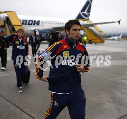 Fussball Laenderspiel Oesterreich gegen Rumaenien. Ankunft rumaenisches Nationalteam am Flughafen in Klagenfurt. Adrian Mutu. Klagenfurt, am 30.3.2009.
Foto: Kuess
---
pressefotos, pressefotografie, kuess, qs, qspictures, sport, bild, bilder, bilddatenbank