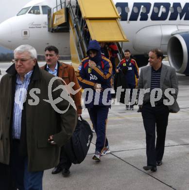 Fussball Laenderspiel Oesterreich gegen Rumaenien. Ankunft rumaenisches Nationalteam am Flughafen in Klagenfurt. Klagenfurt, am 30.3.2009.
Foto: Kuess
---
pressefotos, pressefotografie, kuess, qs, qspictures, sport, bild, bilder, bilddatenbank