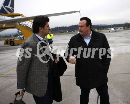 Fussball Laenderspiel Oesterreich gegen Rumaenien. Ankunft rumaenisches Nationalteam am Flughafen in Klagenfurt. Klagenfurt, am 30.3.2009.
Foto: Kuess
---
pressefotos, pressefotografie, kuess, qs, qspictures, sport, bild, bilder, bilddatenbank