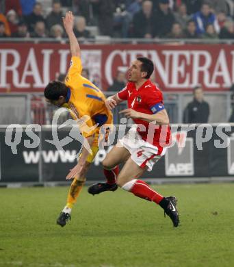 Fussball WM Qualifikationsspiel. Oessterreich gegen Rumaenien. Emanuel pogatetz, (Oesterreich),  Razvan Cocis (Rumarnien). Hypo Group Arena, Klagenfurt, am 1.4. 2009.
Foto: Kuess

---
pressefotos, pressefotografie, kuess, qs, qspictures, sport, bild, bilder, bilddatenbank