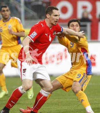 Fussball WM Qualifikationsspiel. Oessterreich gegen Rumaenien. Emanuel Pogatetz,  (Oesterreich), Matei Mirel Radoi (Rumarnien). Hypo Group Arena, Klagenfurt, am 1.4. 2009.
Foto: Kuess

---
pressefotos, pressefotografie, kuess, qs, qspictures, sport, bild, bilder, bilddatenbank