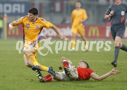 Fussball WM Qualifikationsspiel. Oessterreich gegen Rumaenien. Paul Scharner,  (Oesterreich), Cristian Tanase (Rumarnien). Hypo Group Arena, Klagenfurt, am 1.4. 2009.
Foto: Kuess

---
pressefotos, pressefotografie, kuess, qs, qspictures, sport, bild, bilder, bilddatenbank