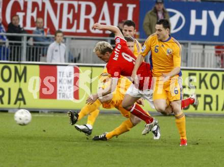 Fussball WM Qualifikationsspiel. Oessterreich gegen Rumaenien. Erwin Hoffer,  (Oesterreich), Goian, Radoi (Rumarnien). Hypo Group Arena, Klagenfurt, am 1.4. 2009.
Foto: Kuess

---
pressefotos, pressefotografie, kuess, qs, qspictures, sport, bild, bilder, bilddatenbank